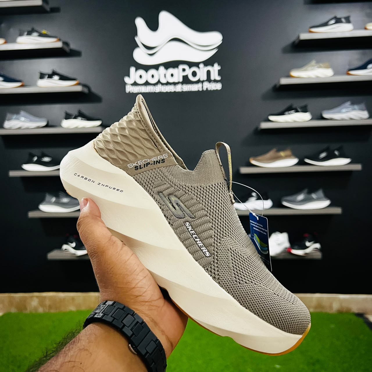 Skechers Pro Carbon Infused V1 - Beige